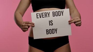 Vücut pozitifliği ve kendine saygıyı destekleyen güçlü bir poster. Üzerinde 