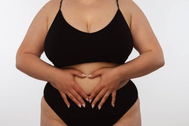 Görüntü, beyaz bir arkaplana karşı aşkı ya da sağlık bilincini sembolize ederek göbeğine kalp şekli veren bir kadının görüntüsünü içeriyor..