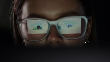 Gözlüklere yansıyan veri tabloları ve grafiklere yakından bakmak, dijital analiz ve içgörü göstermek. Yavaş çekim