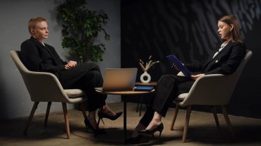 Modern bir ofis ortamında stratejileri tartışan iki profesyonel ciddi bir iş görüşmesi yapıyorlar..