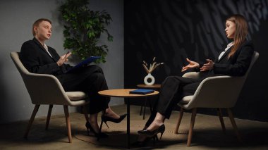 Modern bir ofis ortamında stratejileri tartışan iki profesyonel ciddi bir iş görüşmesi yapıyorlar..