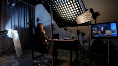 Sahne arkasında. Masasında odaklanmış iş kadını düşünme stratejisi, yorgun görünüyor. Dizüstü bilgisayarı ve düzgün düzenlenmiş belgeleri olan modern ofis.