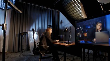 Sahne arkasında. Masasında odaklanmış iş kadını düşünme stratejisi, yorgun görünüyor. Dizüstü bilgisayarı ve düzgün düzenlenmiş belgeleri olan modern ofis.