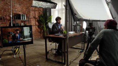 Sahne arkasında. Röportajlar, vitrin ekipmanları ve çevre hazırlıkları için tasarlanmış profesyonel bir stüdyo..