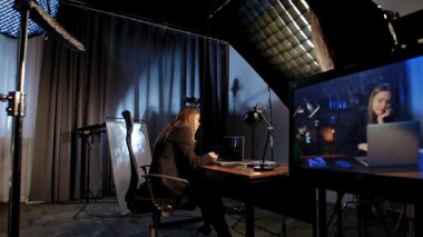 Sahne arkasında. Masasında odaklanmış iş kadını düşünme stratejisi, yorgun görünüyor. Dizüstü bilgisayarı ve düzgün düzenlenmiş belgeleri olan modern ofis.