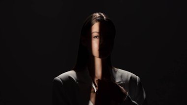 Etkileyici bir ışık hüzmesi içeren bir portre. Farklı gölgeler oluşturan, deneklerin gizemli cazibesini arttıran..