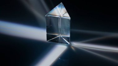 Cam prizma aydınlanır ve karanlık bir arkaplanda ışık tayfı oluşturur. Kırılma, canlı renkler yaratır. Makro