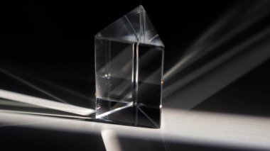 Açık bir prizma büyüleyici ışık ve gölge desenleri oluşturarak büyüleyici bir optik etki yaratıyor. Makro