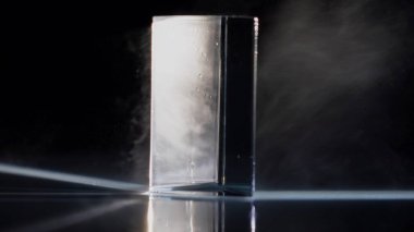 Büyüleyici bir görüntü cam prizma ile ışığın etkileşimini yakalıyor, çarpıcı kırılma desenleri sergiliyor. Makro