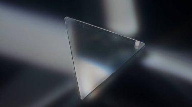 Şeffaf cam üçgen prizma ışığı güzel yansıtıyor. Minimalist, zarif bir şekilde ele geçirilmiş. Makro