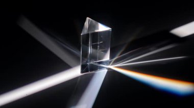 Açık bir prizma büyüleyici ışık ve gölge desenleri oluşturarak büyüleyici bir optik etki yaratıyor. Macro, ağır çekim.