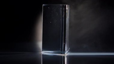 Büyüleyici bir görüntü cam prizma ile ışığın etkileşimini yakalıyor, çarpıcı kırılma desenleri sergiliyor. Macro, ağır çekim.