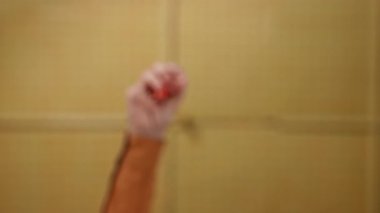 Bir adam kırmızı zarları havada yuvarlanırken gözlemliyor, şans ve odaklanma anı gösteriyor. Yavaş çekim