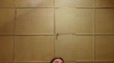 Çoğunluğu gümüş olan çeşitli madeni paraların bir araya getirilmesi cam bir yüzeye yayılarak çekici bir görsel şablon oluşturur. Yavaş çekim