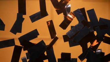 Metalik dikdörtgen konfeti, sıcak arka plandaki cam masanın altına yerleştirilmiş..