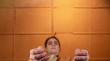 Turuncu bir yüzeye dağılmış çeşitli madeni paraların bir koleksiyonu ilginç bir görsel şablon oluşturuyor. Yavaş çekim