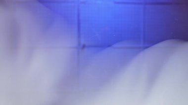 Yumuşak dumanda yüzen kırmızı küplerden oluşan bir set. Görseller dinamik ve çekici. Yavaş çekim