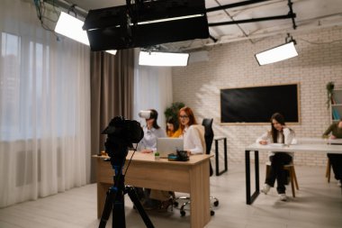 Sahne arkasında. Sınıf öğrencileri sanal gerçekliği keşfeder, eğitici deneyimlerini teknolojiyle geliştirirler..