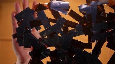 Metalik dikdörtgen konfeti cam masanın altına yerleştirilmiş. Yavaş çekim