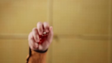 Metalik dikdörtgen konfeti cam masanın altına yerleştirilmiş. Yavaş çekim