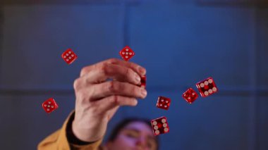 Cam masanın altında kırmızı zarlardan oluşan bir koleksiyon bir hareket ve rastgelelik anı yakalıyor. Yavaş çekim