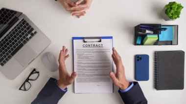 Ofis malzemeleriyle çevrili bir panoda profesyonel bir düzeneği tasvir ediyor. Üst çekim