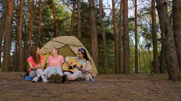Üç arkadaş ormanda bir çadırda oturur, müziğin ve doğal çevrenin tadını çıkarır, anılar yaratırlar..