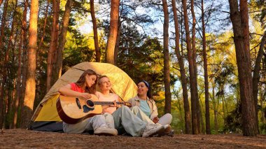 Üç arkadaş ormanda bir çadırda oturur, müziğin ve doğal çevrenin tadını çıkarır, anılar yaratırlar..