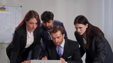 Modern ofis ortamında başarılı bir kilometre taşını kutlayan resmi giyinmiş bir grup profesyonel. Yavaş çekim