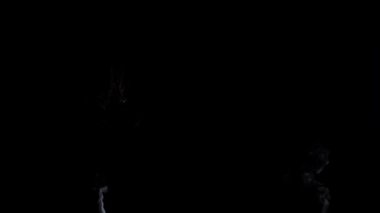 Arka planda dumanlı dumanlar. Sinema sahneleri, VFX geçişleri, müzik videoları, korku veya bilim kurgu filmleri, soyut reklamlar veya dijital sanat ve hareket grafiklerinde üst üste bindirme