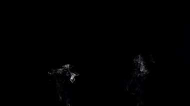 Arka planda dumanlı dumanlar. Sinema sahneleri, VFX geçişleri, müzik videoları, korku veya bilim kurgu filmleri, soyut reklamlar veya dijital sanat ve hareket grafiklerinde üst üste bindirme