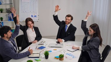 İş dünyasından profesyoneller toplantıda el kaldırarak, tartışmalara aktif katılım ve katılım gösterdiler.