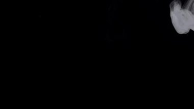 Arka planda dumanlı dumanlar. Sinema sahneleri, VFX geçişleri, müzik videoları, korku veya bilim kurgu filmleri, soyut reklamlar veya dijital sanat ve hareket grafiklerinde üst üste bindirme
