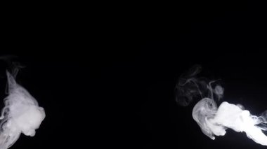 Arka planda dumanlı dumanlar. Sinema sahneleri, VFX geçişleri, müzik videoları, korku veya bilim kurgu filmleri, soyut reklamlar veya dijital sanat ve hareket grafiklerinde üst üste bindirme