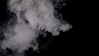 Arka planda dumanlı dumanlar. Sinema sahneleri, VFX geçişleri, müzik videoları, korku veya bilim kurgu filmleri, soyut reklamlar veya dijital sanat ve hareket grafiklerinde üst üste bindirme