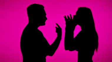 Pembe arka planda kavga eden bir çiftin silueti.