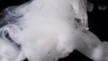 Arka planda dumanlı dumanlar. Sinema sahneleri, VFX geçişleri, müzik videoları, korku veya bilim kurgu filmleri, soyut reklamlar veya dijital sanat ve hareket grafiklerinde üst üste bindirme