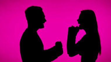 Pembe arka planda zaferle sevinen bir çiftin silueti.