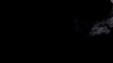 Arka planda dumanlı dumanlar. Sinema sahneleri, VFX geçişleri, müzik videoları, korku veya bilim kurgu filmleri, soyut reklamlar veya dijital sanat ve hareket grafiklerinde üst üste bindirme