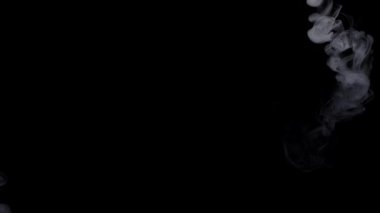 Arka planda dumanlı dumanlar. Sinema sahneleri, VFX geçişleri, müzik videoları, korku veya bilim kurgu filmleri, soyut reklamlar veya dijital sanat ve hareket grafiklerinde üst üste bindirme