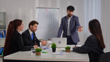 İş dünyasından profesyonellerden oluşan bir ekip, bir çalışma ortamında verileri analiz etmek ve stratejileri tartışmak üzere bir tablonun etrafında toplandı..