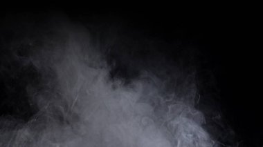 Arka planda dumanlı dumanlar. Sinema sahneleri, VFX geçişleri, müzik videoları, korku veya bilim kurgu filmleri, soyut reklamlar veya dijital sanat ve hareket grafiklerinde üst üste bindirme