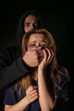 Aile içi şiddetin gerçekliğini yansıtan güçlü bir görüntü, korkutma yoluyla korku ve kontrolü vurguluyor..