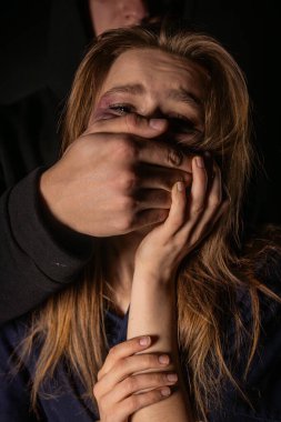 Aile içi şiddetin gerçekliğini yansıtan güçlü bir görüntü, korkutma yoluyla korku ve kontrolü vurguluyor..