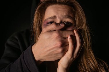 Aile içi şiddetin gerçekliğini yansıtan güçlü bir görüntü, korkutma yoluyla korku ve kontrolü vurguluyor..