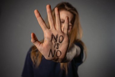 Rıza göstermenin önemini vurgulayan güçlü bir resim, açık bir elle yazılmış açık bir mesaj ile..