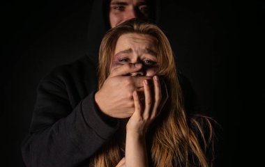 Aile içi şiddetin gerçekliğini yansıtan güçlü bir görüntü, korkutma yoluyla korku ve kontrolü vurguluyor..