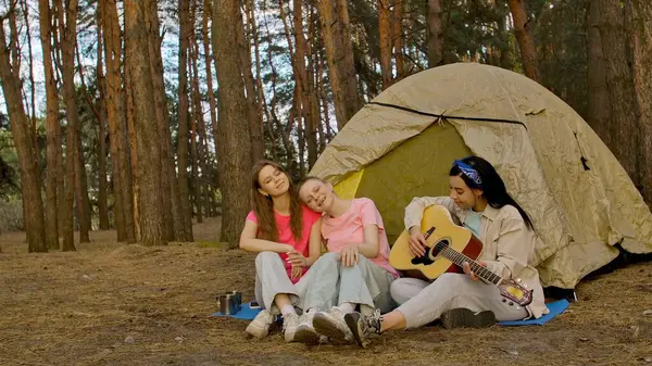 Üç arkadaş ormanda bir çadırda oturur, müziğin ve doğal çevrenin tadını çıkarır, anılar yaratırlar..