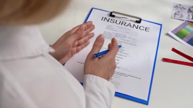 Sigorta acentesi müşteriye, işyerindeki dikiş işi ve ekipmanların sigorta şartlarını ve koşullarını söyler..