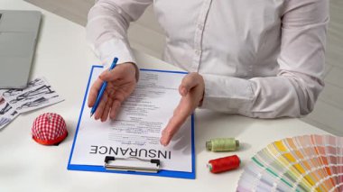 Sigorta acentesi müşteriye, işyerindeki dikiş işi ve ekipmanların sigorta şartlarını ve koşullarını söyler..